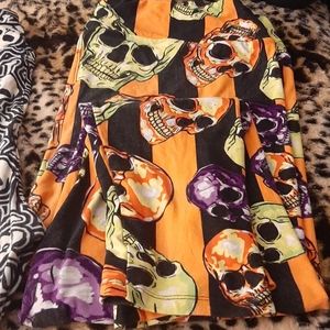 1 pair of skull Lularoe TC2 leggings